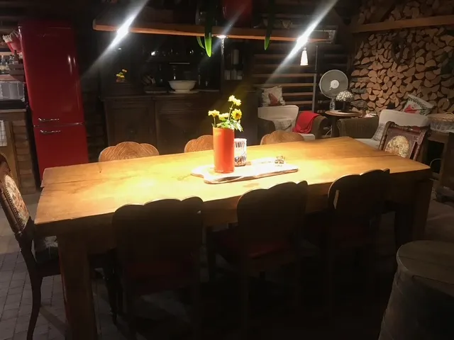 Rustykalne wnętrze kuchni letniej w Domkach Kozin