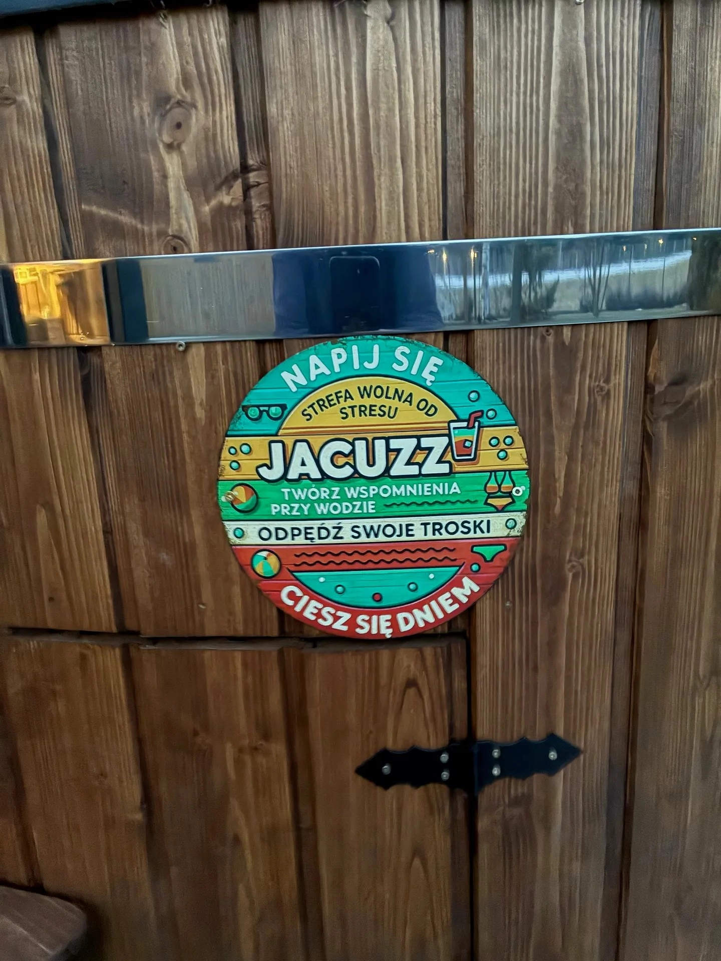 Prywatne, komfortowe jacuzzi wewnątrz domku – idealna strefa relaksu