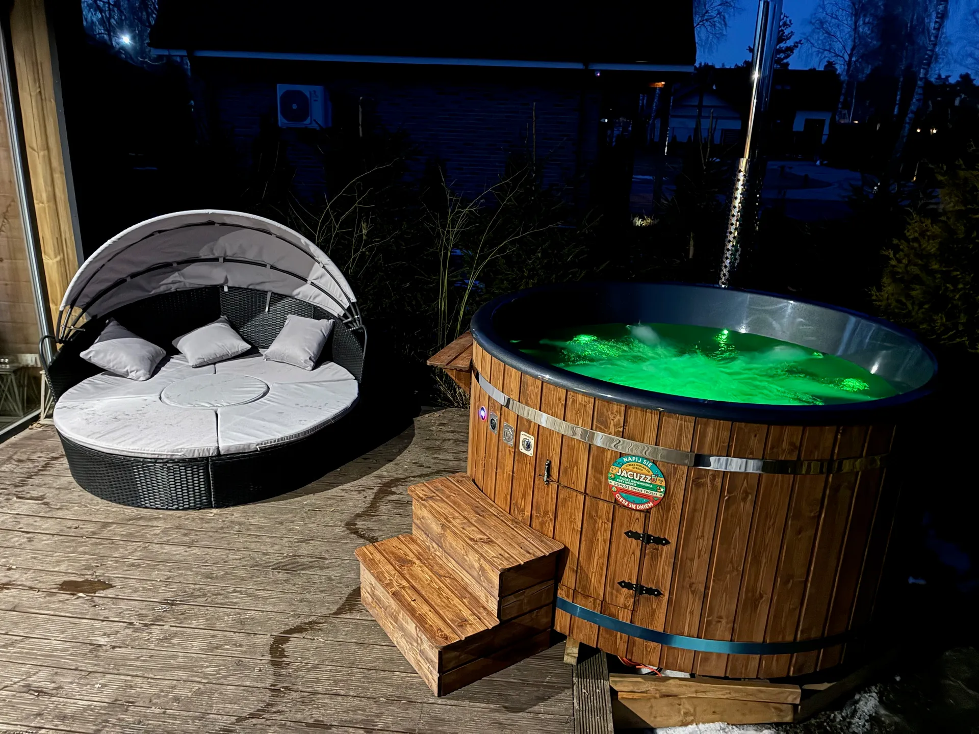Relaks w jacuzzi na świeżym powietrzu na tarasie Domków Kozin
