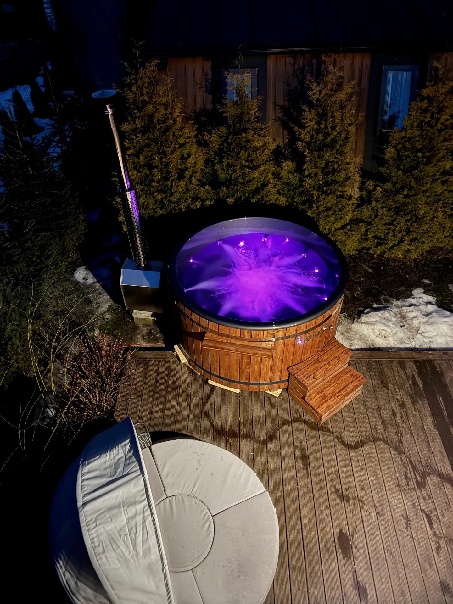 Ekskluzywne jacuzzi z nastrojowym fioletowym podświetleniem pod mazurskim niebem